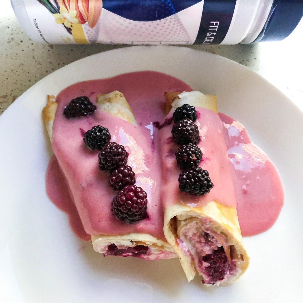 tein palacsinta, megtöltve mennyei piros gyümölcsökkel, túróval és leöntve Inventor Nutrition eper ízű Profiberrel Inventor Nutrition fitt protein palacsinta, megtöltve mennyei piros gyümölcsökkel, túróval és leöntve Inventor Nutrition eper ízű Profiberrel